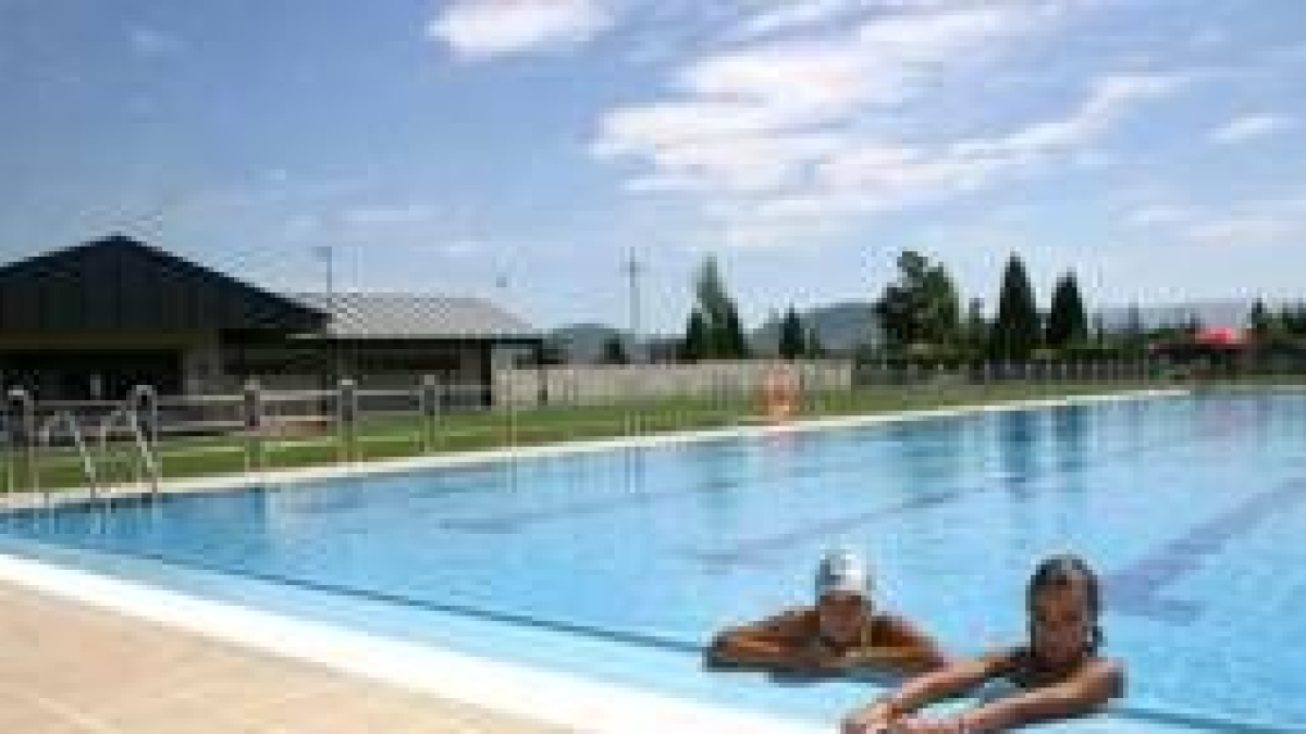 Lucía y Cristina (arriba) y la pequeña Eva (abajo) estrenaron ayer la piscina