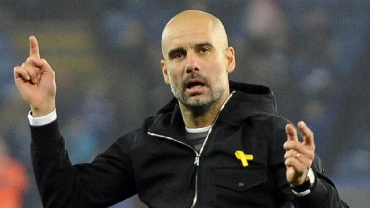 Guardiola, entrenador del City, con el lazo amarillo.