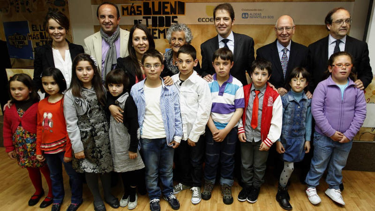Los niños del centro escolar posaron en la foto de familia con sus profesores, familiares y las autoridades.