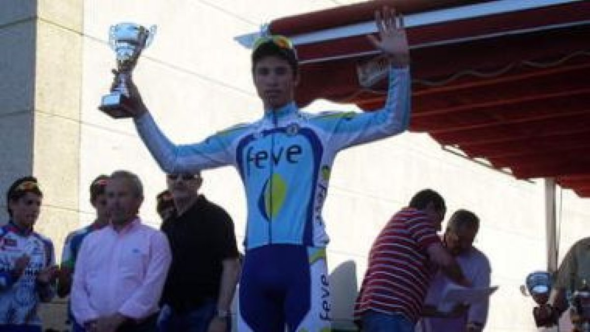Rubén Rodríguez (i), en el segundo peldaño del podio del Trofeo Aguilarense disputado en Palencia.