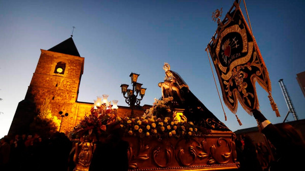 La Bañeza es mucho más que
los carnavales. Es una ciudad
viva en cualquier época del año,
donde lo humano y lo divino
conviven en armonía. La Semana
Santa es uno de los momentos
más especiales del año para
una ciudad que en el mes de
octubre celebrará las Jornadas
Gastronómicas de la Alubia
IGP de La Bañeza-León. José
Ribagorda, en la imagen de la
izquierda, será el mantenedor.
Estos días La Bañeza entra de
lleno en la semana de Pasión.
Mañana sábado, Milagros Ciudad
Suárez ofrecerá el pregón.