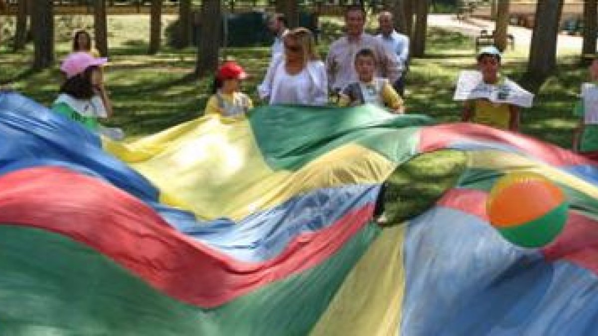 Isabel Carrasco, durante una de las visitas que ha realizado a uno de los campamentos organizados po
