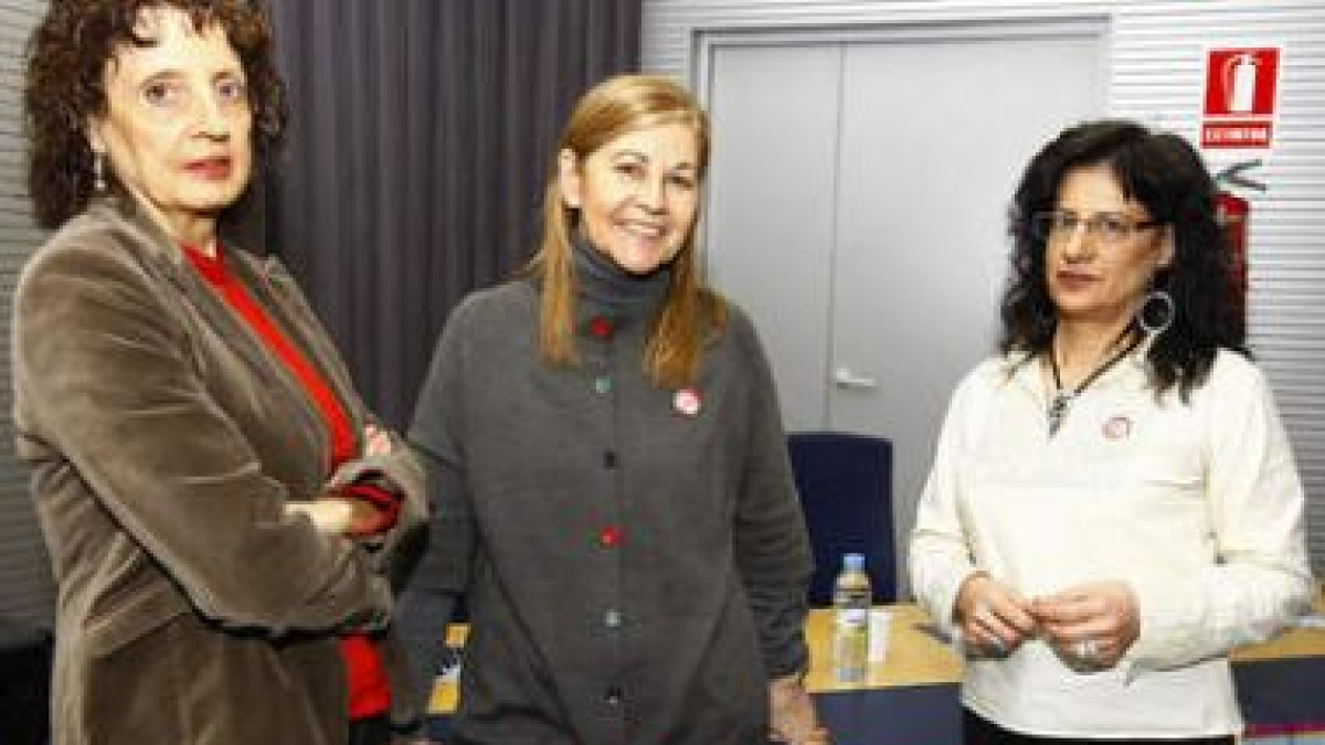 Maribel Almarza, María Teresa Álvarez, y Teresa Gutiérrez, ayer en León.