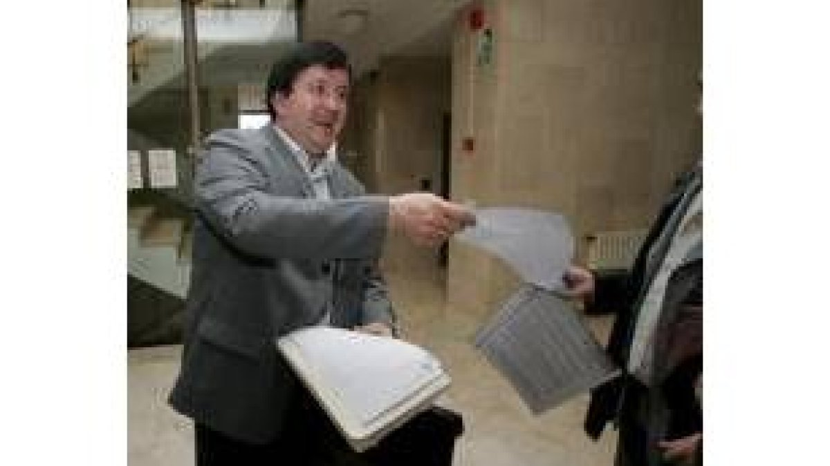 El abogado del alcalde de Benuza, en el juzgado al presentar la denuncia