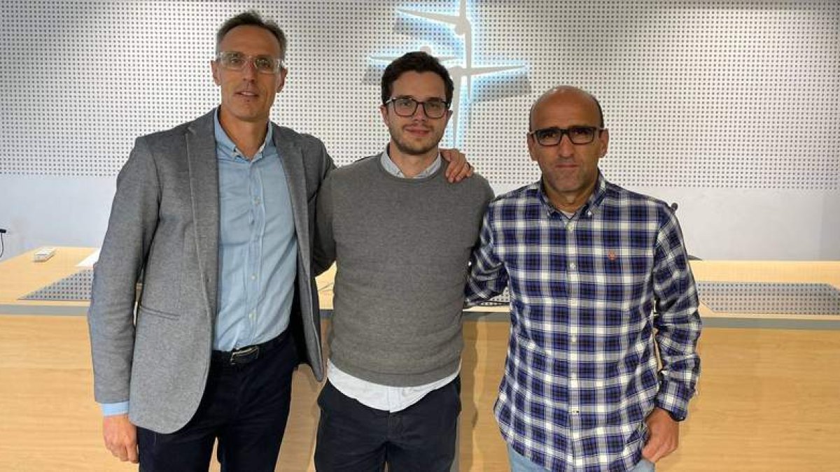 Alejandro Vaquera, Adrián Carrión y Juan García antes de la conferencia. DL