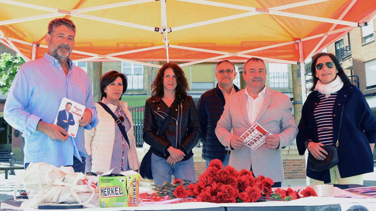 Los candidatos socialistas, ayer en Sahagún. DL