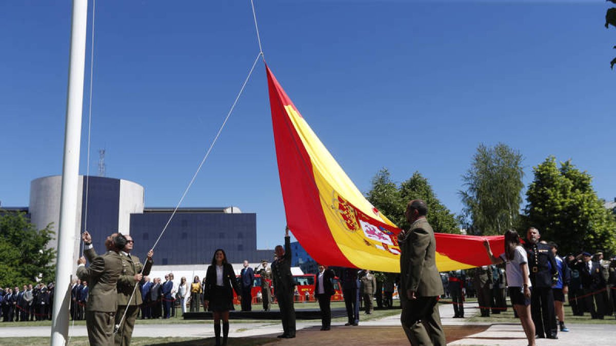 La bandera es portada por la comitiva de las Fuerzas Armadas en León. JESÚS F. SALVADORES