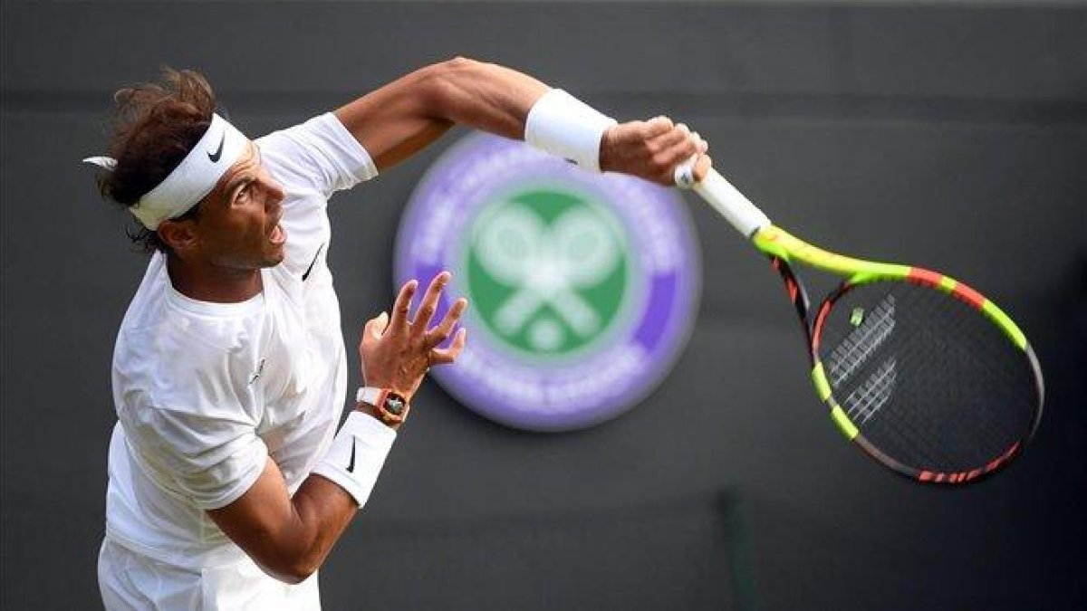 Nadal, sacando ante Sugita en el estreno en Wimbledon.