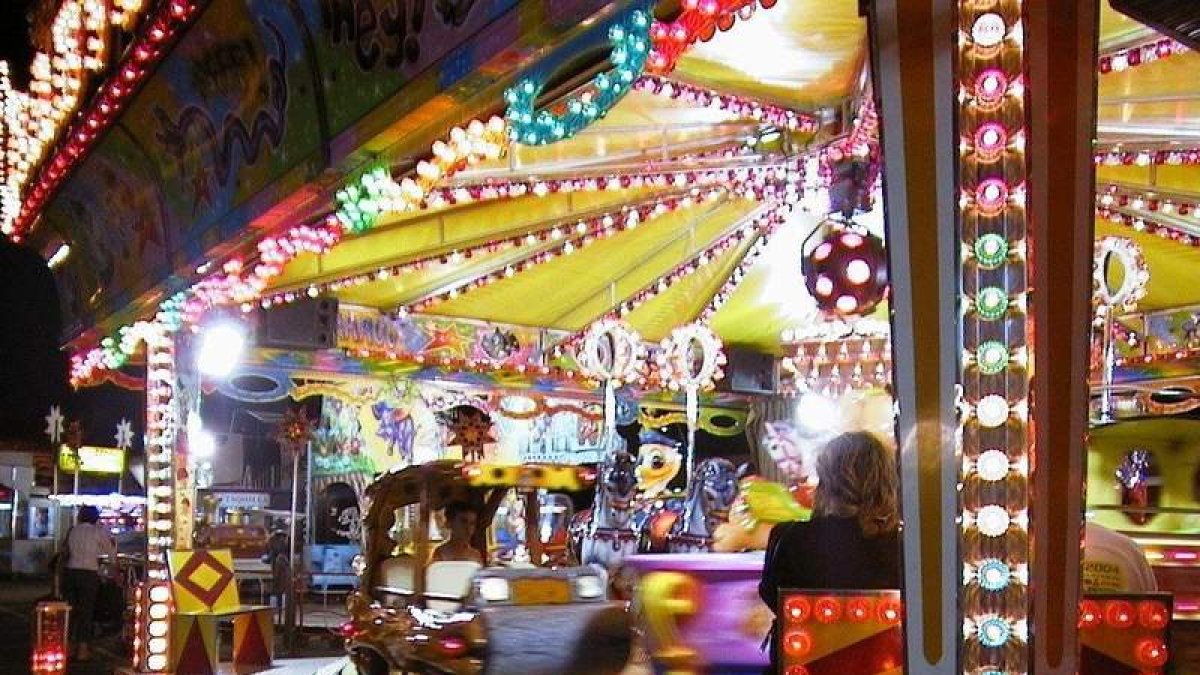 Atracciones en Trobajo del Camino, con motivo de las fiestas, en una imagen de archivo. DL