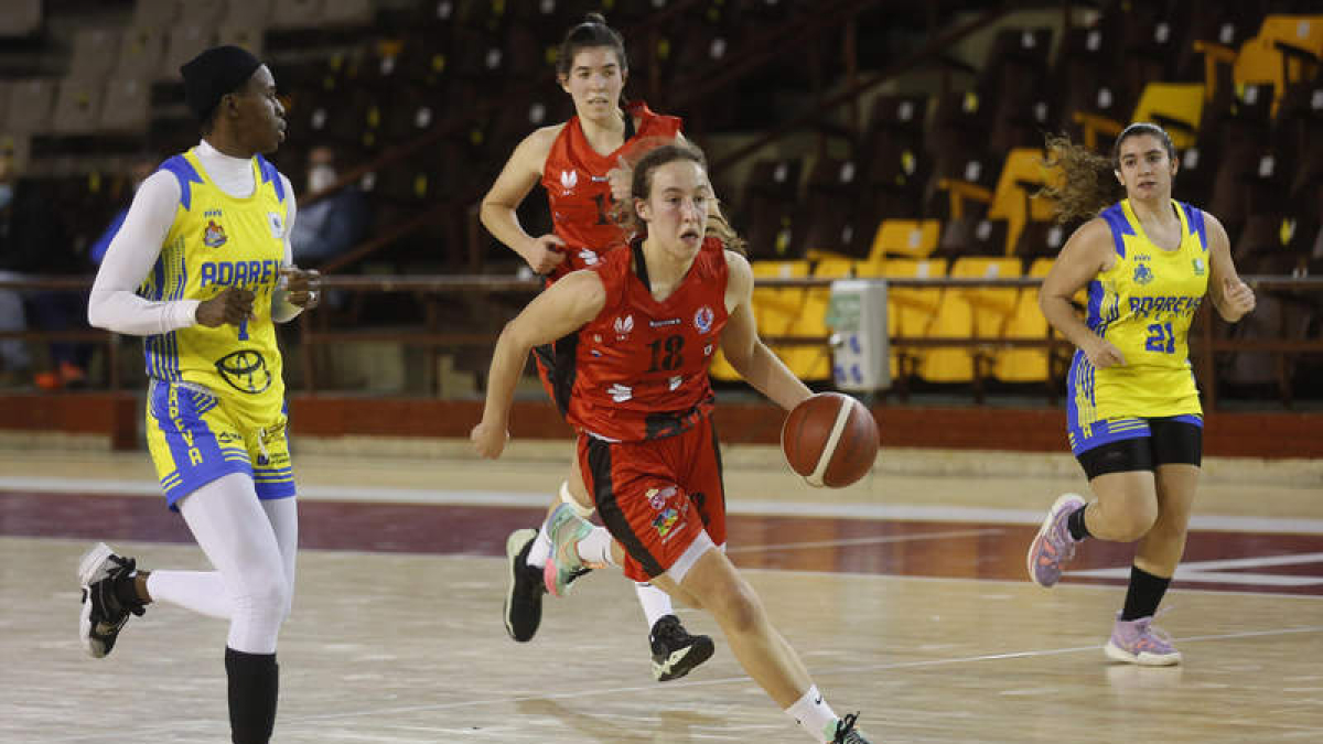 Alicia conduce el balón en un ataque del ULE BF León. FERNANDO OTERO