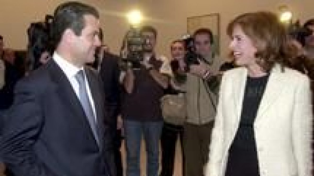 Ana Botella conversa con el presidente de Coca Cola España, Marcos de Quinto