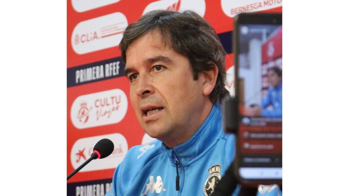 Edu Docampo durante su comparecencia ayer para hablar del partido del domingo ante el Algeciras. CYDL