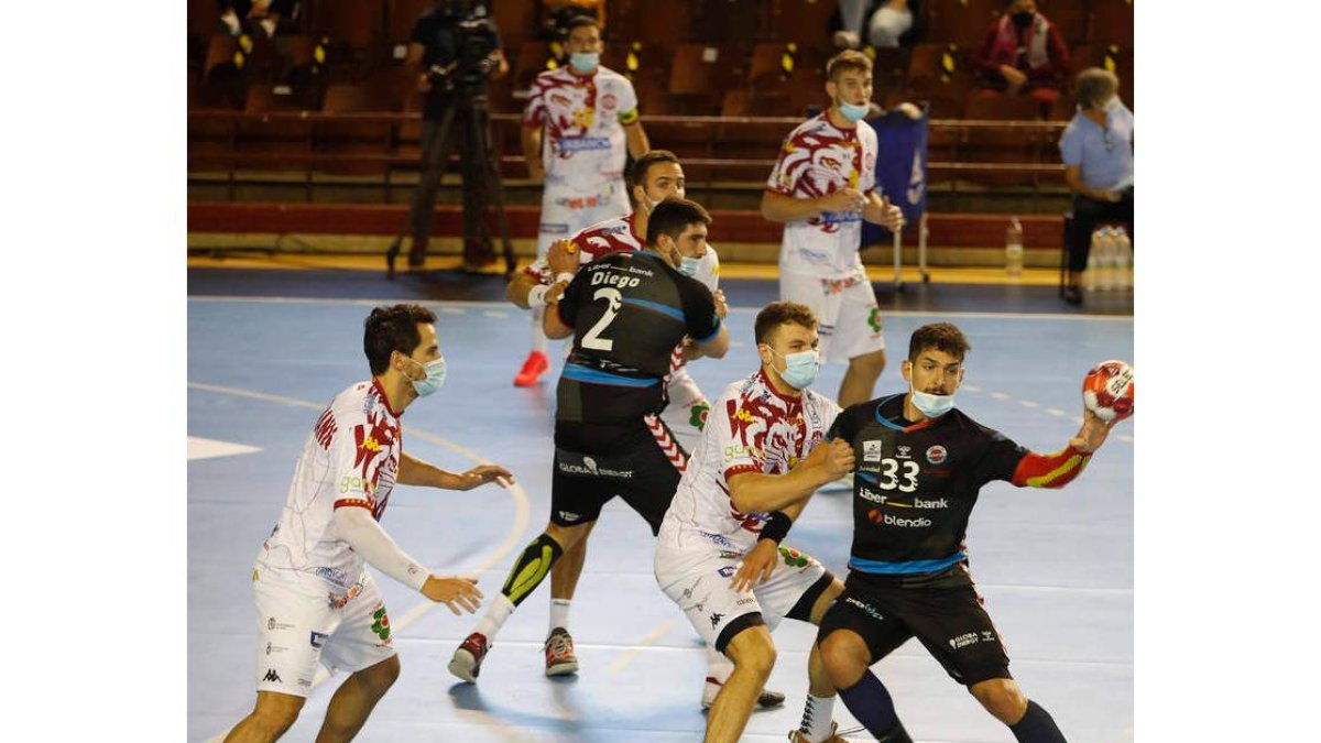 Ademar y Sinfín se vieron obligados a jugar con mascarilla el pasado fin de semana. JESÚS F. SALVADORES