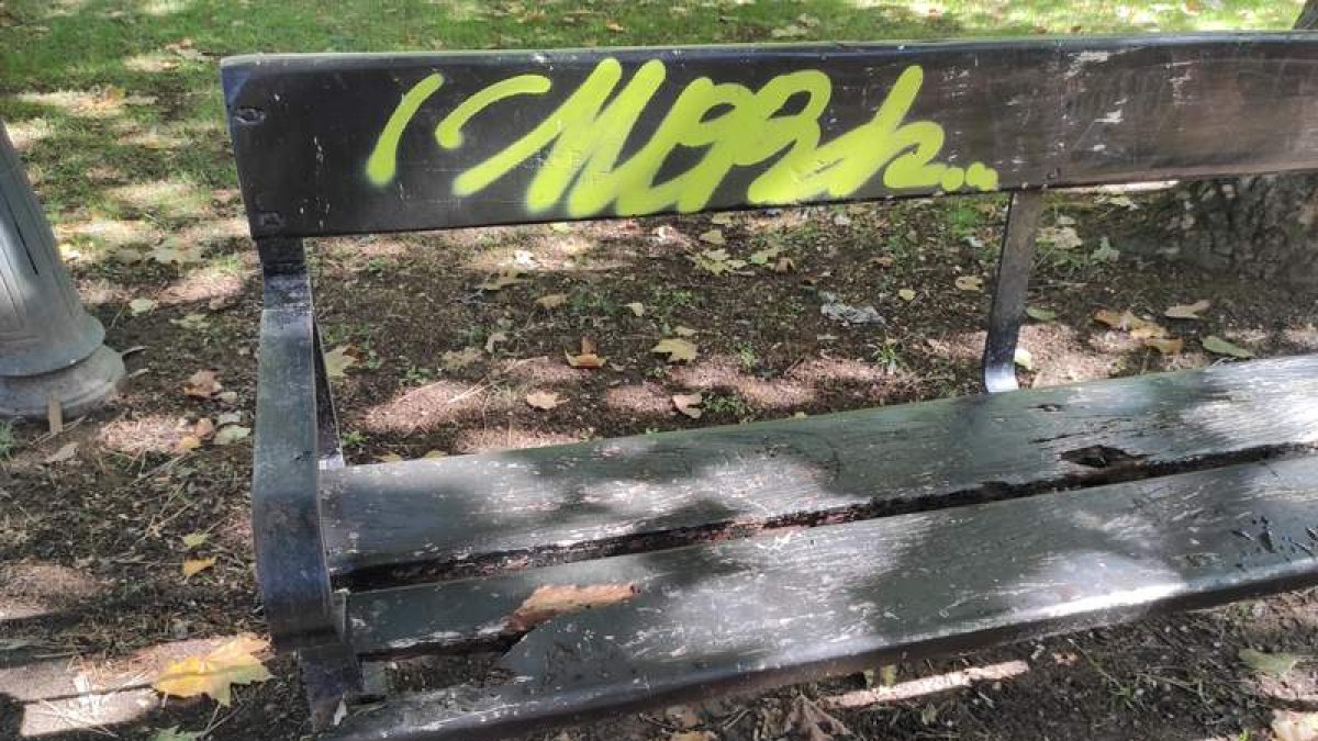 Imagen de uno de los bancos del Parque del Plantío. DL