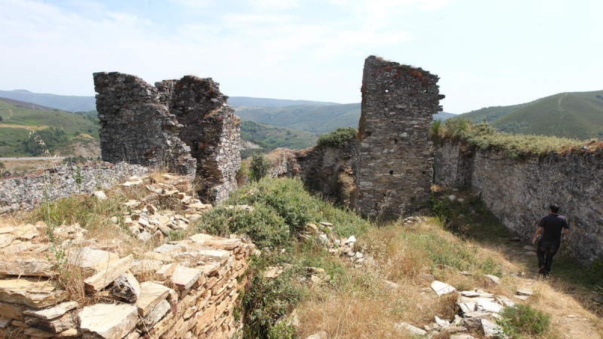 Interior del castillo de Sarracín, en Vega de Valcarce, en una imagen reciente.