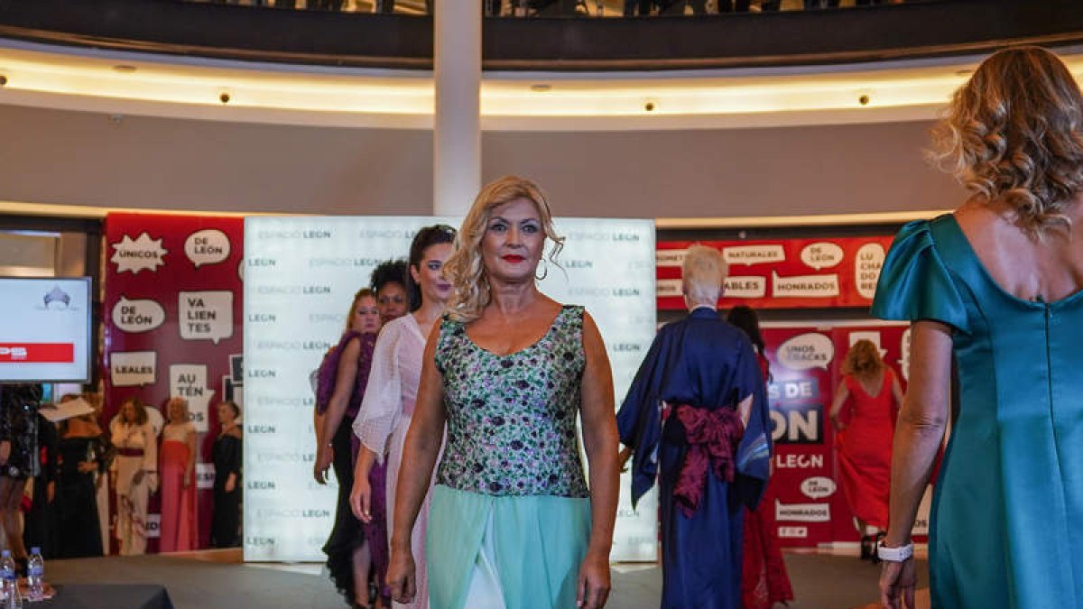Un momento del desfile de las modelos sénior en Espacio León. MIGUEL F. B.