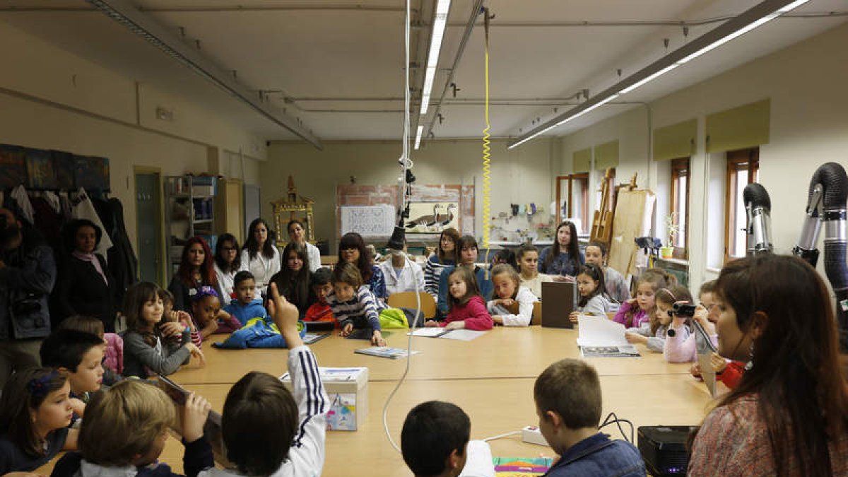 Escolares de 2º C del colegio Quevedo dieron una clase especial en la Escuela de Arte.