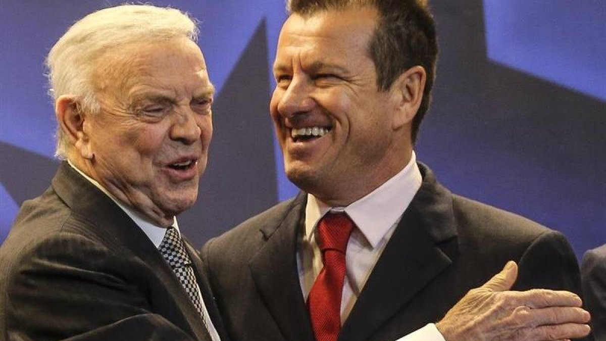 El presidente de la Confederación Brasileña de Fútbol, José María Marín, saluda al entrenador y campeón mundial Carlos Caetano Bledorn Verri 'Dunga'.