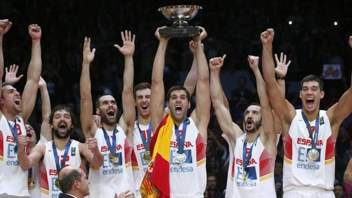 Los jugadores de la selección española celebran la victoria frente a Lituania en la final del Eurobasket.