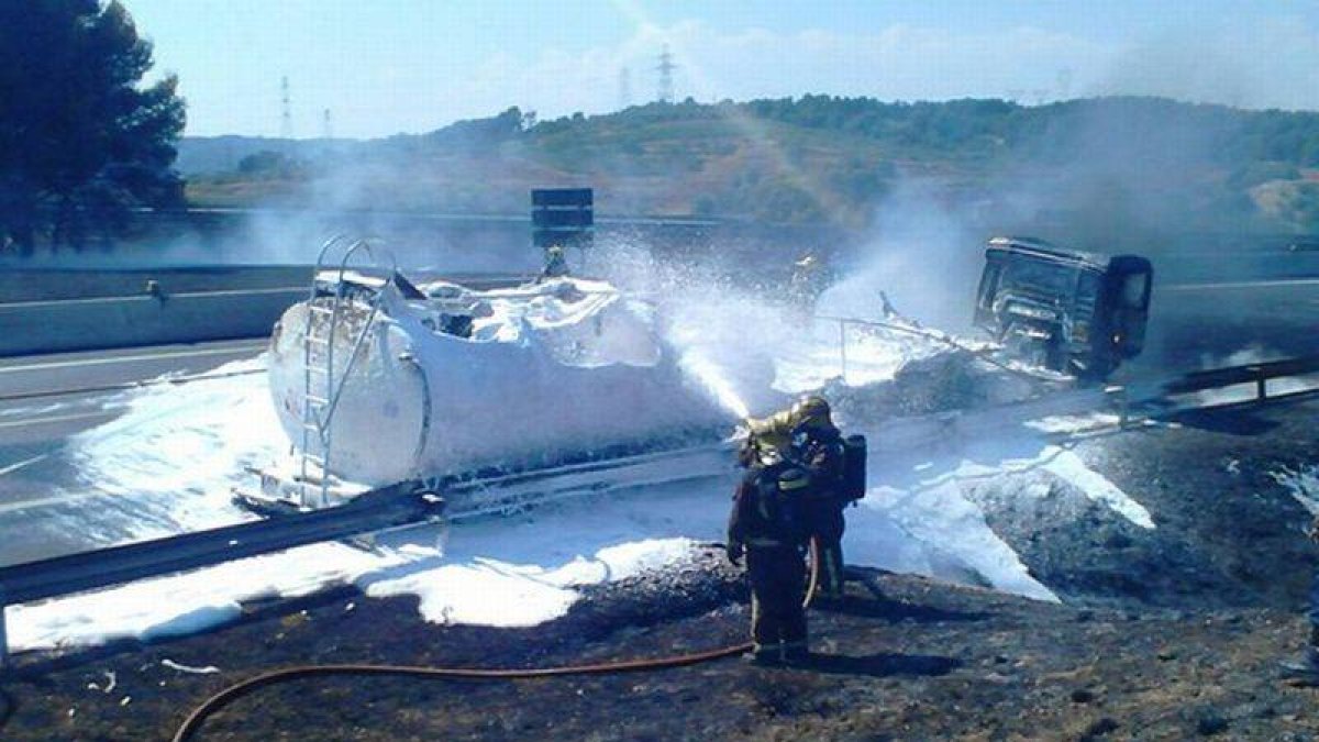 Imagen de la cisterna del camión incendiado en El Papiol, que ya ha sido apagado.