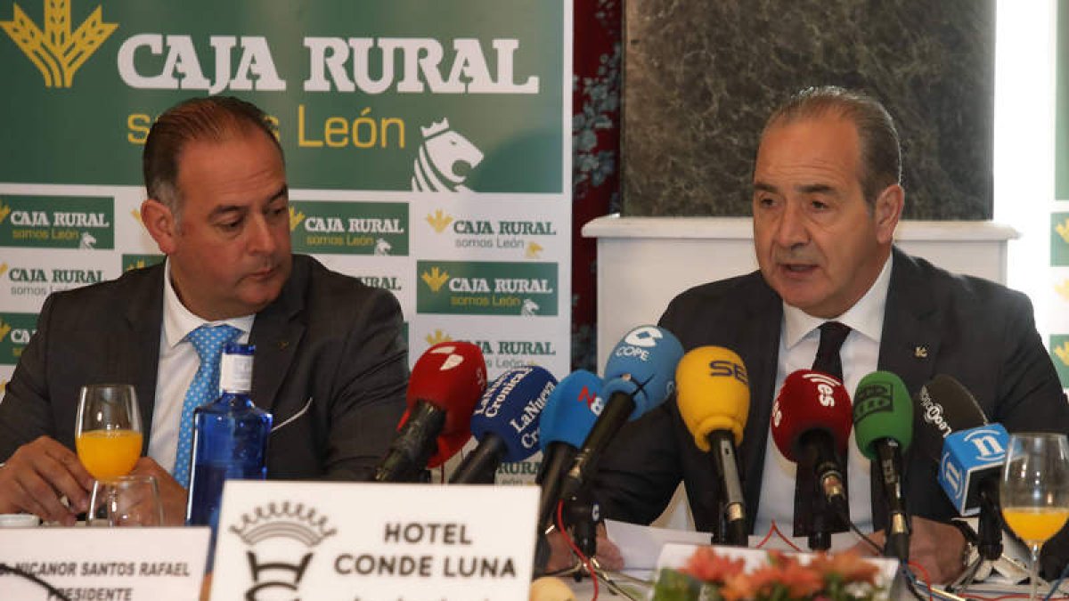 Nicanor Santos y Cipriano García, presidente y director general de Caja Rural. RAMIRO