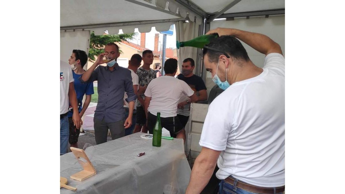 Uno de los participantes escanciando sidra. MEDINA