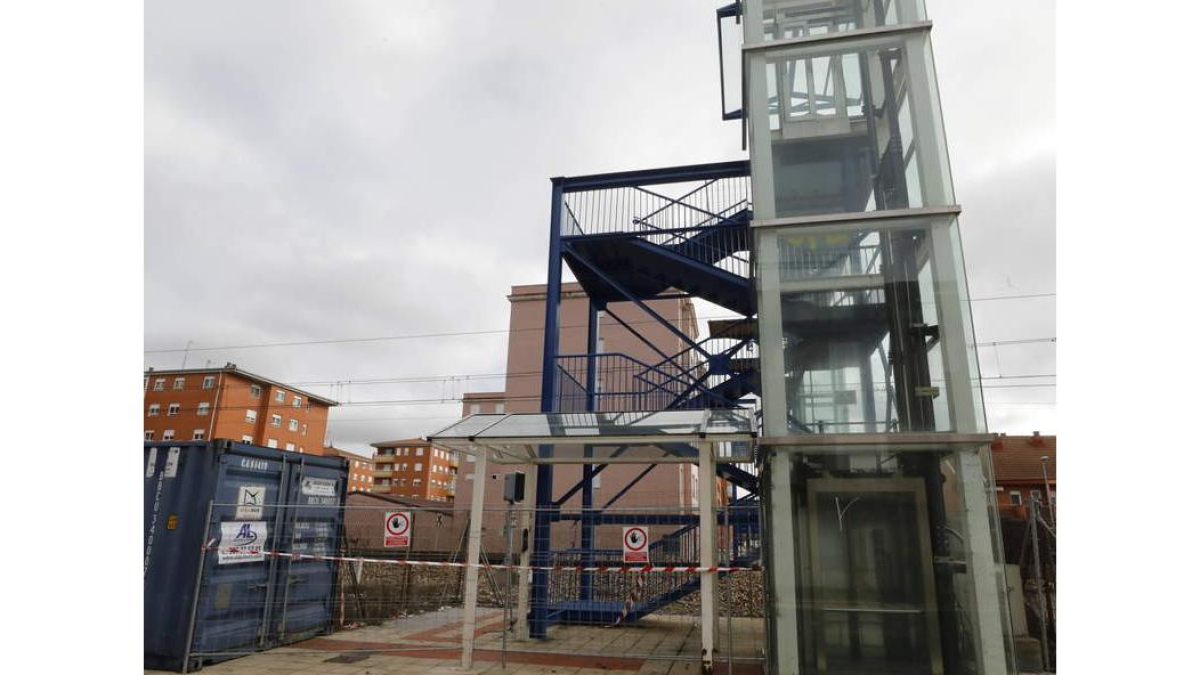 Adif reforzó las vallas para impedir el paso a las vías.