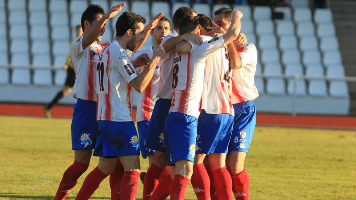 Los jugadores rojiblancos celebran el gol del empate ante el Tordesillas como mal menor.