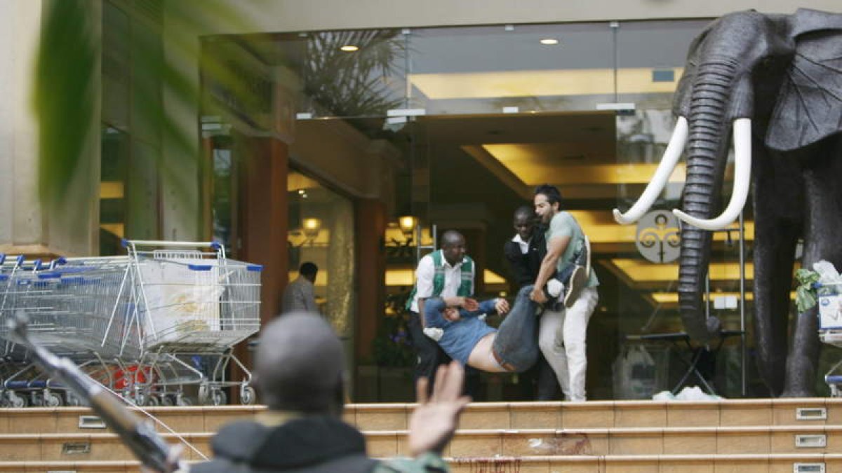 Un herido es evacuado en el centro comercial Westgate.