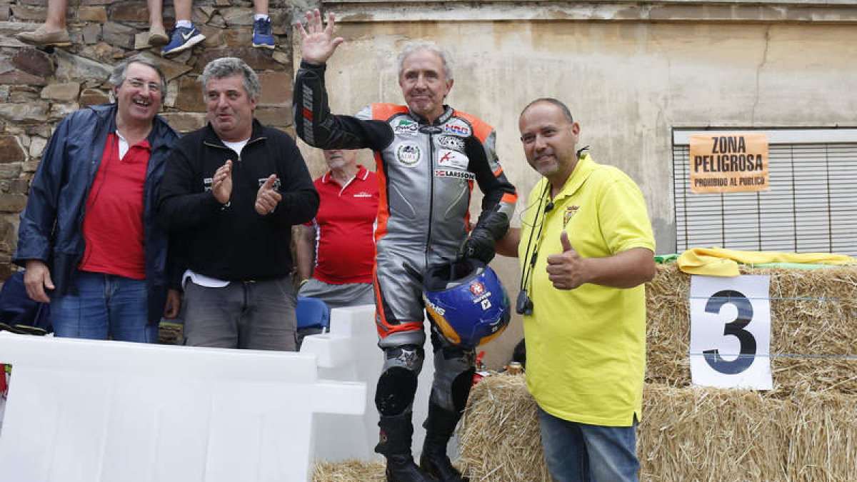 Benjamín Grau ya tiene su curva en el circuito urbano de La Bañeza. FERNANDO OTERO.