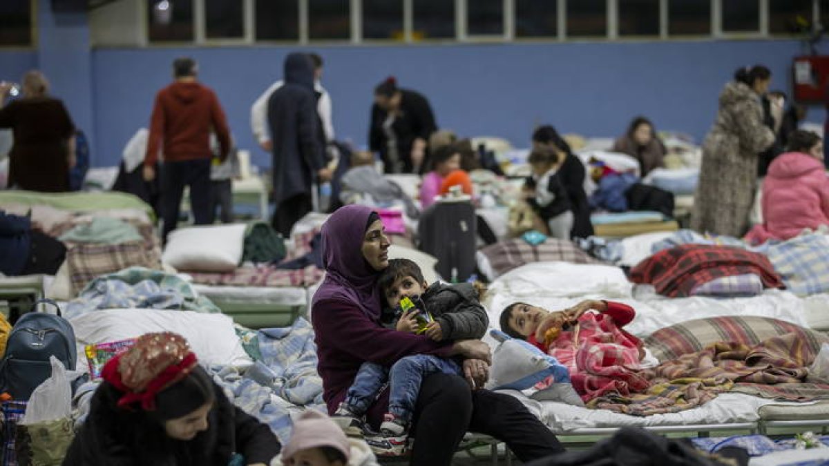Personas que han sido evacuadas desde Ucrania se cobijan en un polideportivo de Chisinau, Moldavia. DUMITRU DORU