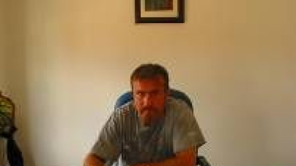 Jorge Fernández sentado en su despacho del Ayuntameinto de Santa Elena de Jamuz