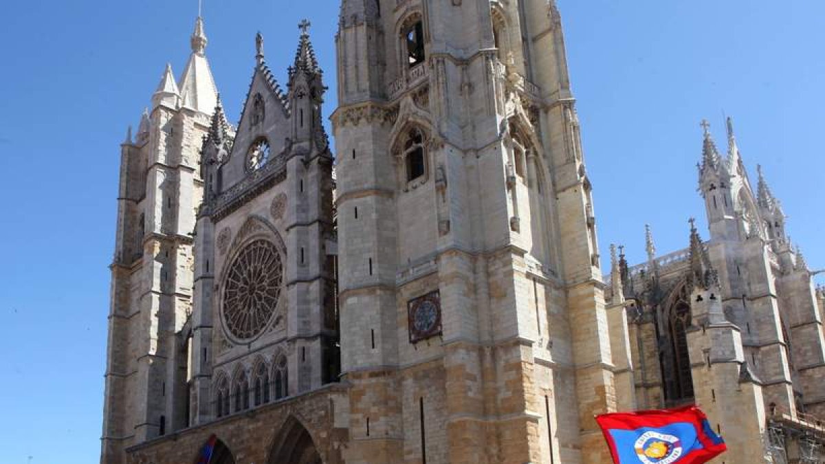 El congreso de peñas del Barcelona culminó con una visita a la Catedral de León.