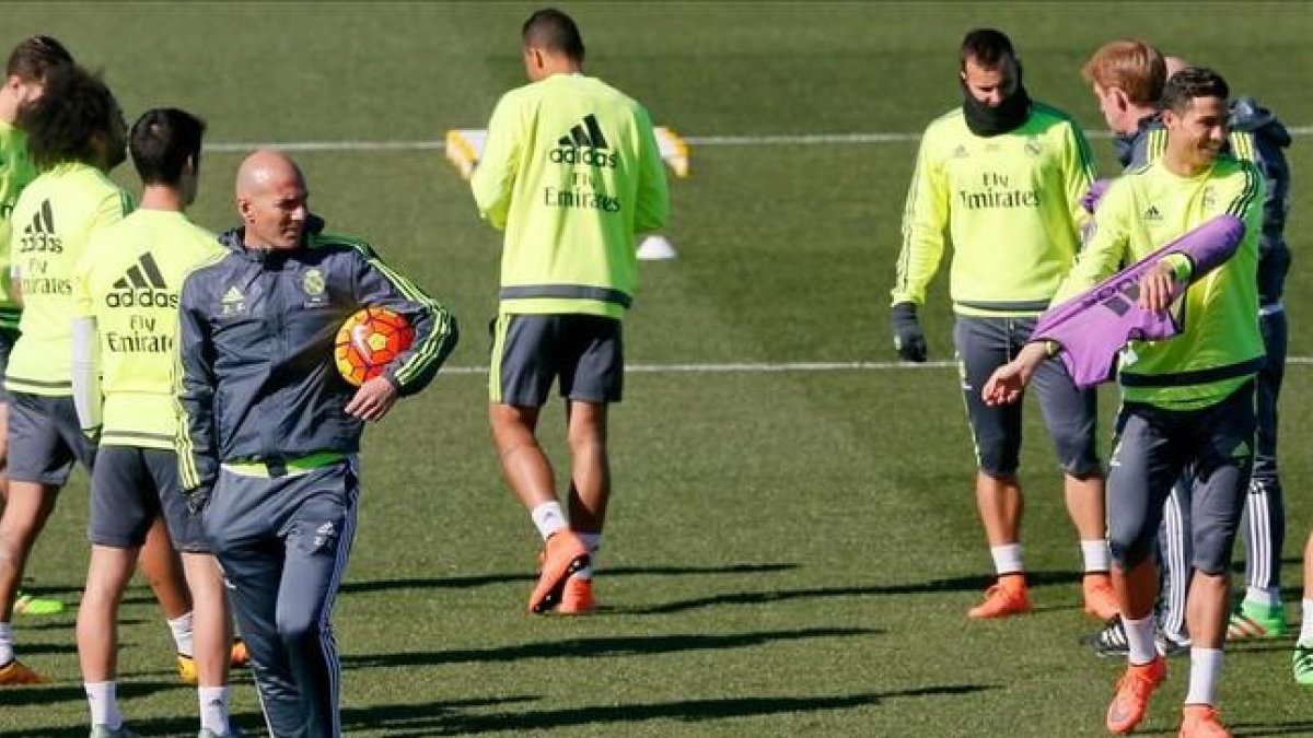 Zinedine Zidane ante un grupo de jugadores blancos, con Ronaldo de frente, durante el entrenamiento de hoy.