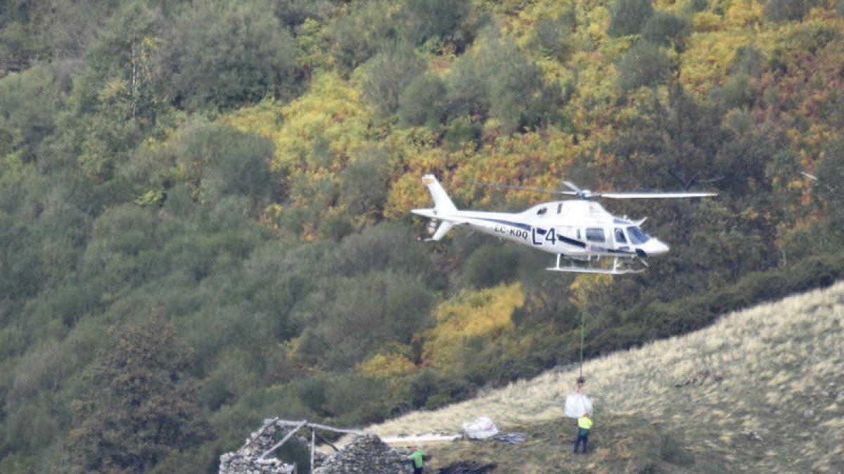 El helicóptero en el momento de descarga de parte del material en la braña de Anllares. CELA
