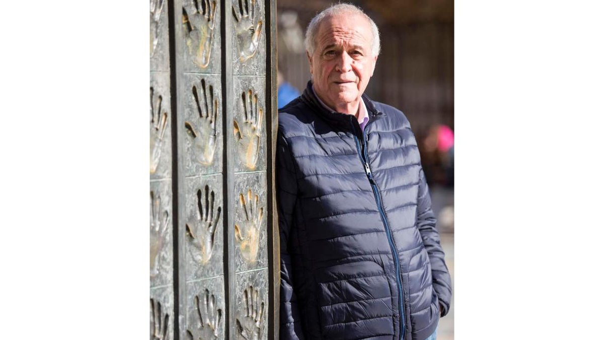 Alfonso García, junto a la escultura de Uriarte en la Plaza de Regla. FERNANDO OTERO PERANDONES