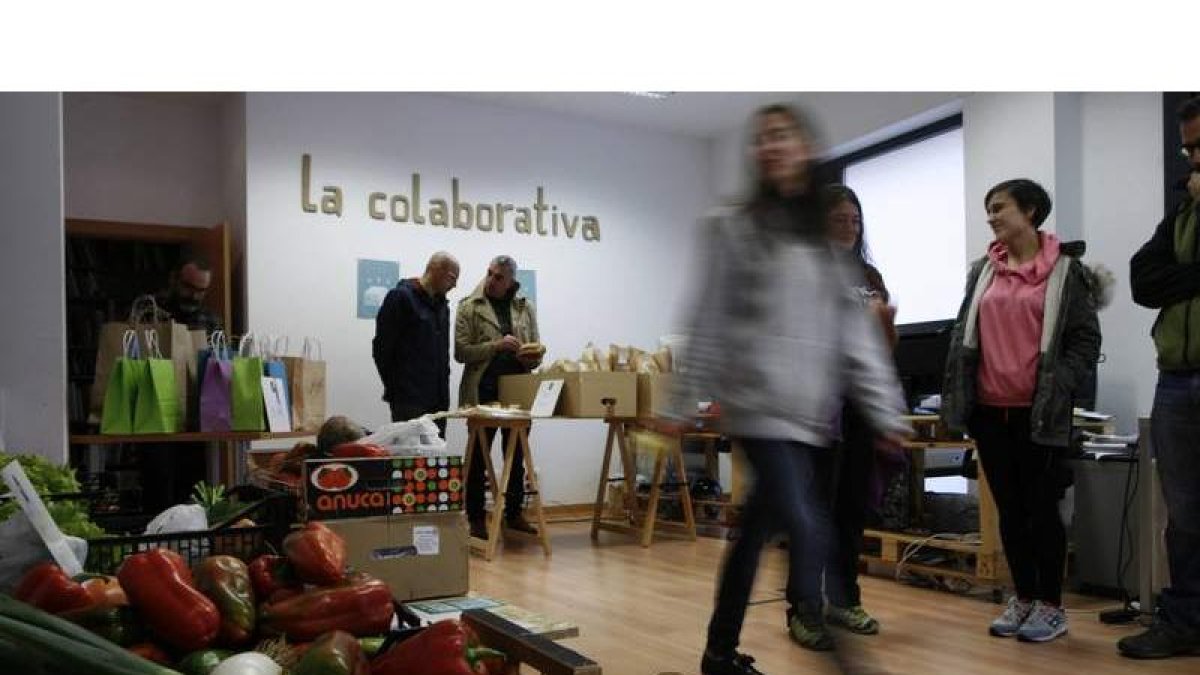 El mercado efímero de La Colmena de León, en la sede de La Colaborativa, en la calle Serranos 19 frente a la iglesia de Santa Marina.