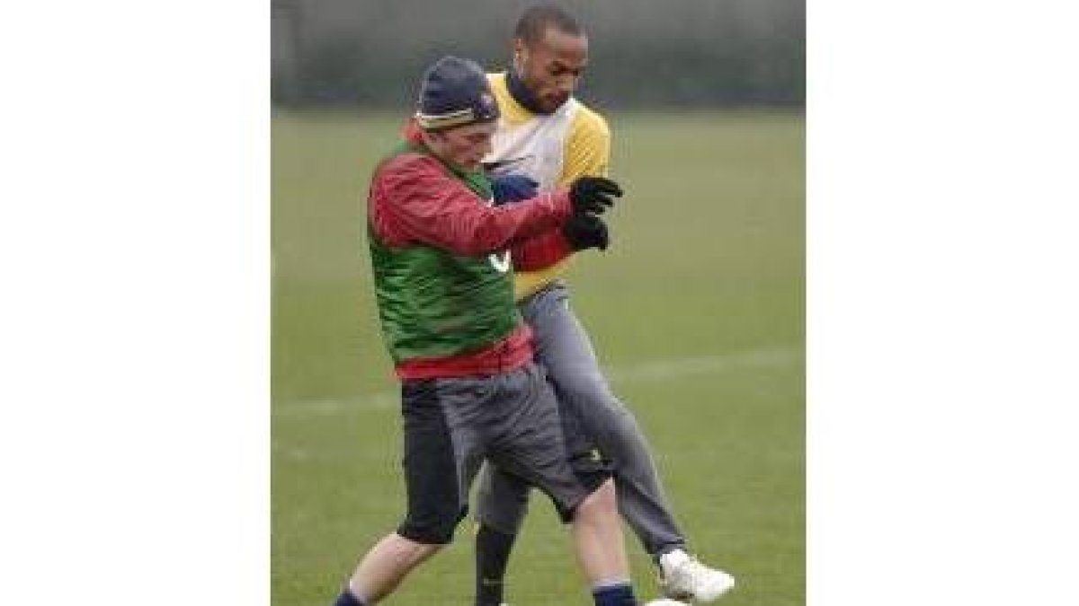 Larsson pugna con Henry por un balón en el entrenamiento previo