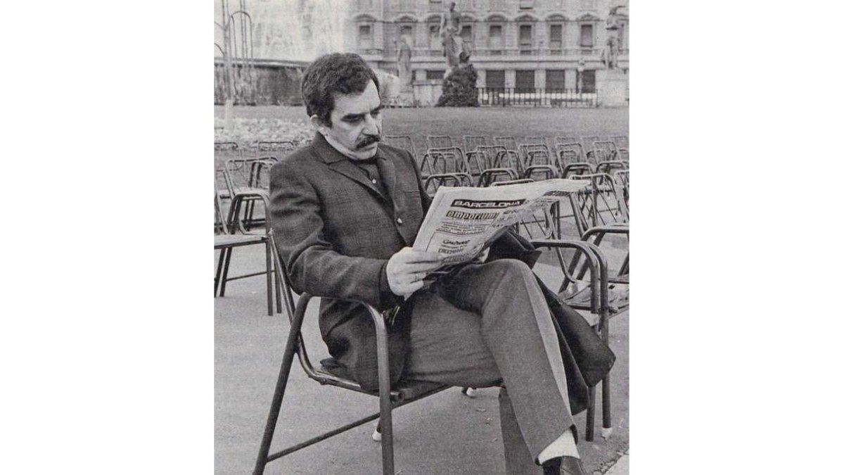 García Márquez, leyendo en la plaza de Cataluña