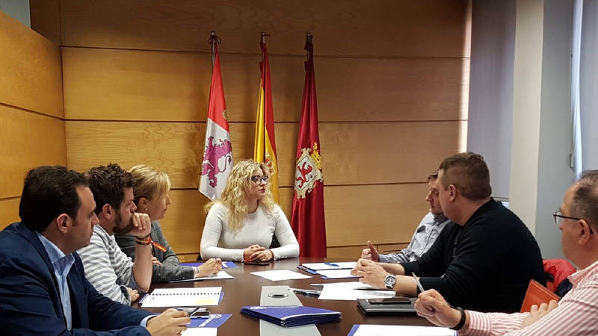 Agentes de la AUGC y candidatos del PP. DL