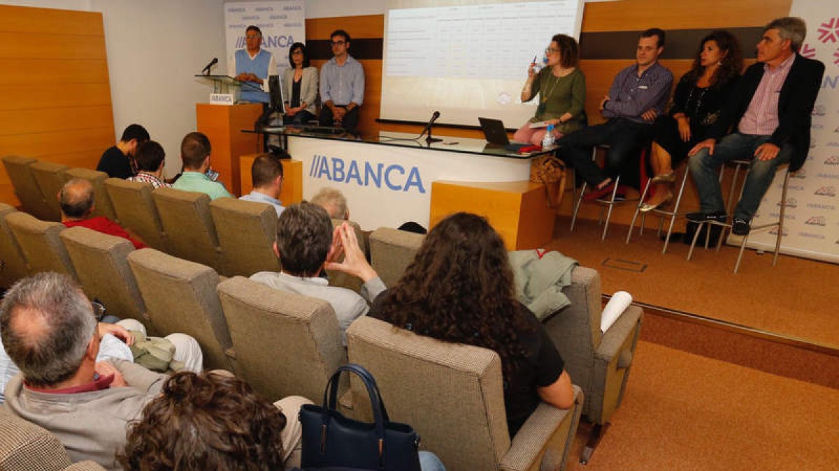El CB Ademar celebró ayer su asamblea extraordinaria en la sede de Abanca. RAMIRO