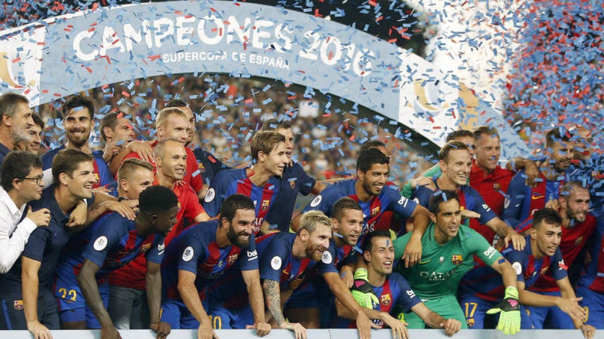 Los jugadores del Barcelona posan con el trofeo tras vencer también al Sevilla en el Camp Nou en la vuelta de la Supercopa. A. DALMAU
