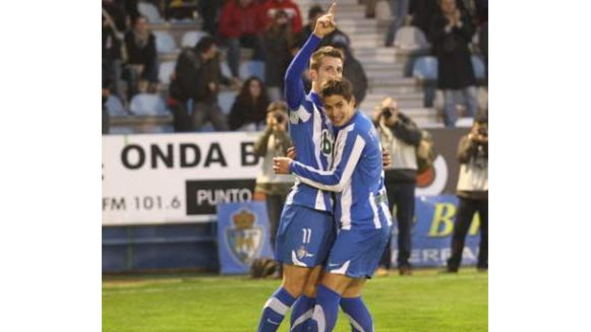 Francis (d) vuelve a una convocatoria tras casi cuatro meses.