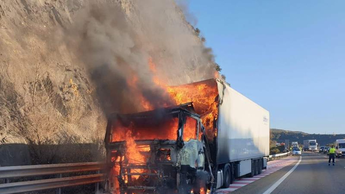 Las llamas destruyeron la cabina del camión y afectaron a una parte de la caja. BOMBEROS PONFERRADA