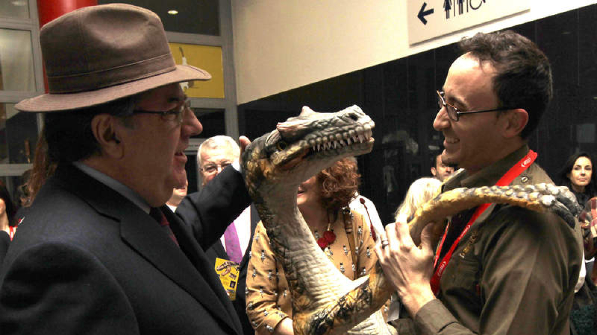 El presidente de la Junta saluda en el expositor de León. RAQUEL P. VIECO