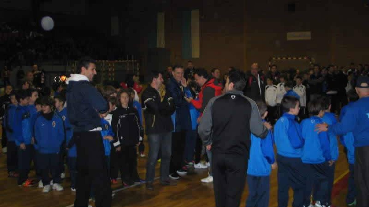 La entrega de trofeos congregó a todos los participantes.