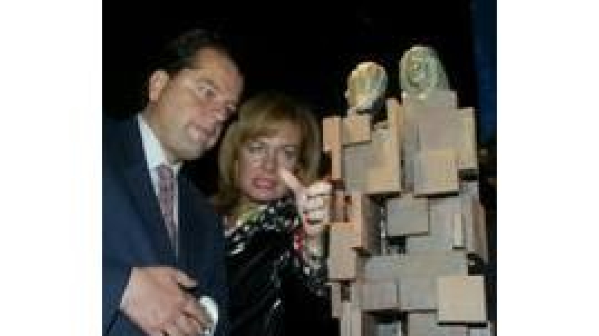 Mario Amilivia e Inés Prada observan una de las propuestas