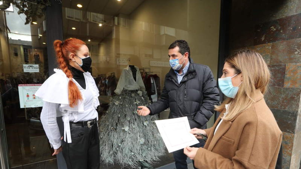 El presidente de Fele Bierzo y la edil de Comercio, ayer entregando el premio de escaparates. L. DE LA MATA