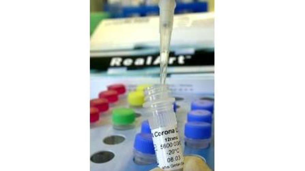 Un laboratorio alemán realiza el test para detectar el virus de la neumonía