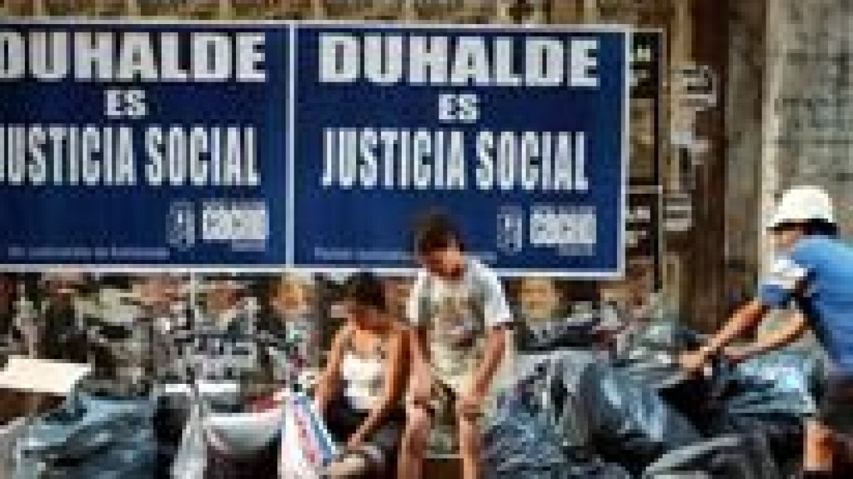 Algunos argentinos sobreviven buscando entre la basura bajo carteles electorales